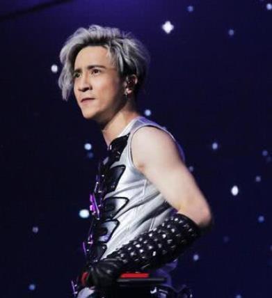 薛之谦演唱会女网红吃瓜,揭秘现场幕后风波 第1张 薛之谦演唱会女网红吃瓜,揭秘现场幕后风波 第1张